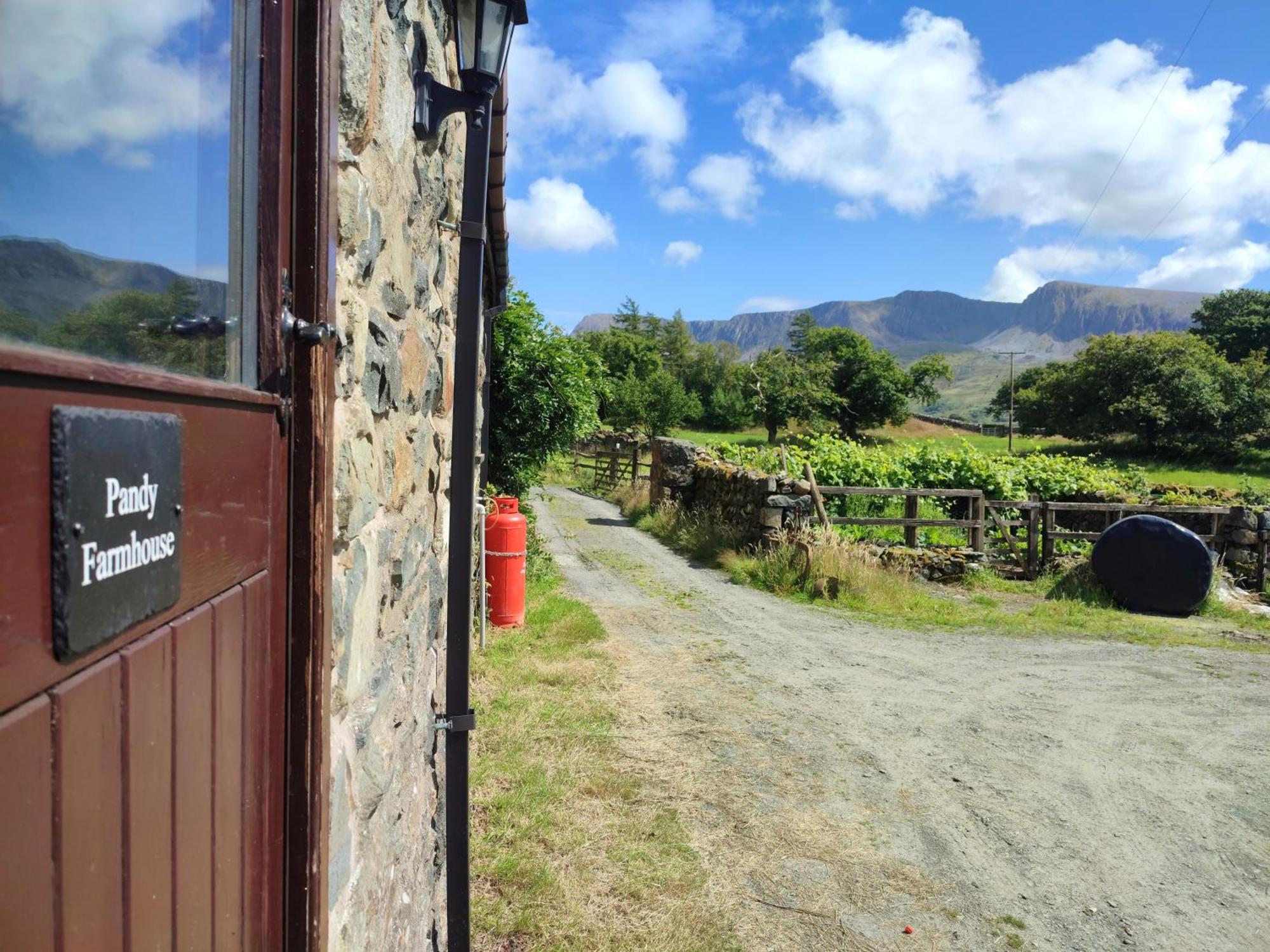 Pandy Farmhouse - Panoramic Mountain Views Within Snowdonia'S National Park - 4X4 Recommended 돌겔라우 외부 사진